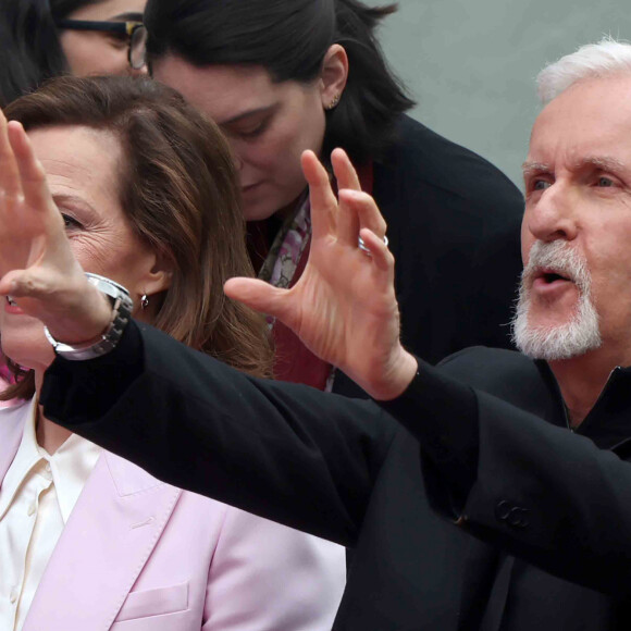 Sigourney Weaver, James Cameron lors de cérémonie de pose d'empreintes de mains et de pieds de J. Cameron et J. Landau, au TCL Chinese Theater à Los Angeles, le 12 janvier 2023. 