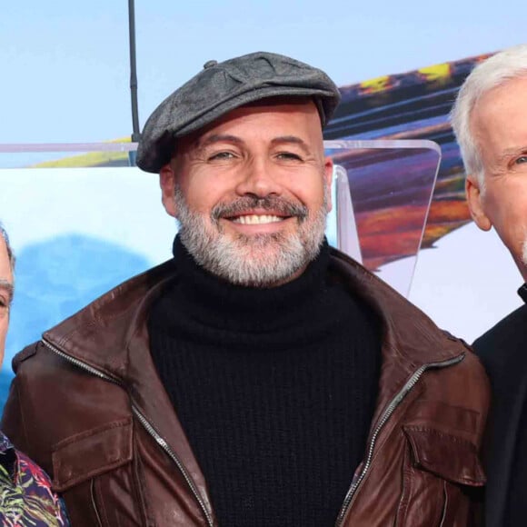 Jon Landau, Billy Zane, James Cameron lors de cérémonie de pose d'empreintes de mains et de pieds de J. Cameron et J. Landau, au TCL Chinese Theater à Los Angeles, le 12 janvier 2023. 