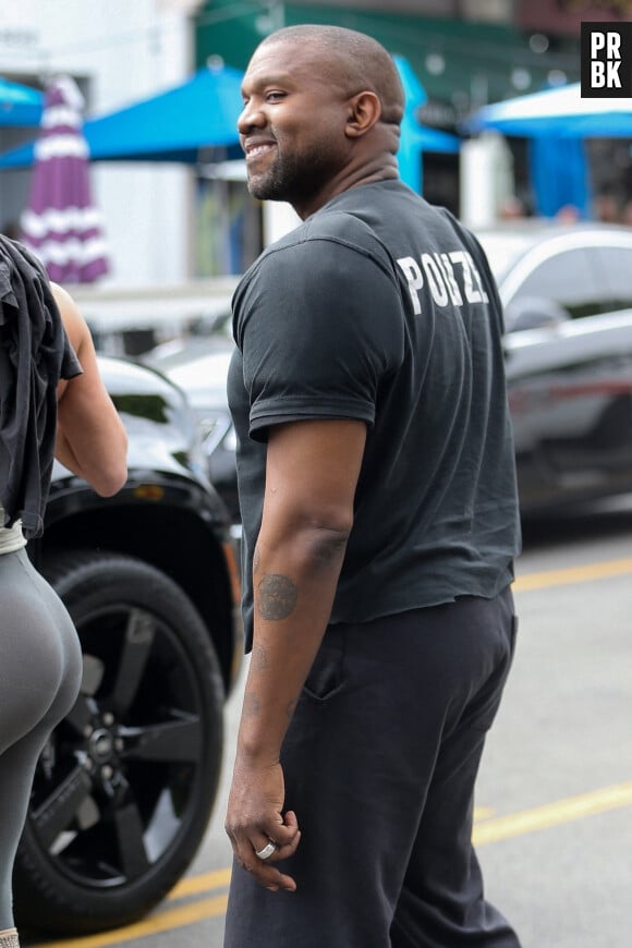 Exclusif - Kanye West et sa femme Bianca Censori dégustent une glace à Los Angeles le 24 mai 2023. Kanye West porte des épaulettes dans sa chemise alors qu'il sort en chaussettes bleues 