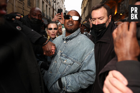 Kanye West (Ye) et sa compagne Julia Fox à la sortie du défilé Homme Kenzo automne-hiver 2022/2023 au Galerie Vivienne dans le cadre de la Fashion Week de Paris, France, le 23 janvier 2022. © Da Silva-Perusseau/Bestimage 