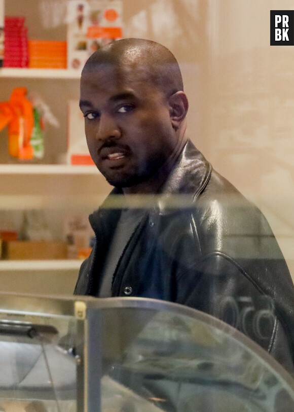 Kanye West (Ye) déguste une glace après une visite chez le docteur à Calabasas le 20 janvier 2022. 