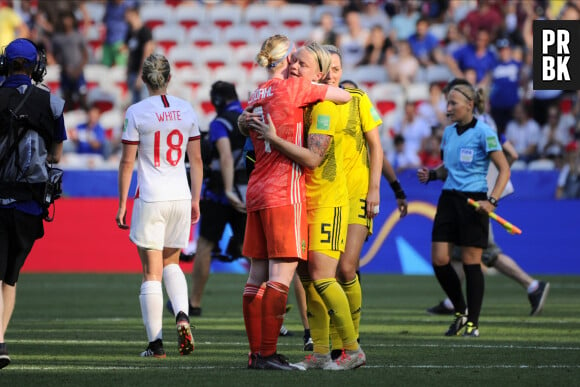 Fin de match - joie equipe de Suede - Nilla Fischer (Suede) - Hedvig Lindahl (Suede)