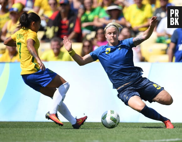 "Comment en est-on arrivées là ?" : ces footballeuses suédoises ont été forcées de montrer leur vagin en pleine Coupe du monde
Brazil forward Debinha (7) and Sweden defender Nilla Fischer (5) fight for the ball during the women's semifinal soccer match between Brazil and Sweden at Maracana during the Rio 2016 Summer Olympic games. Rio de Janeiro, Brazil, August 16, 2016. Photo by Christopher Hanewinckel-USA Today Sports/DDP USA/ABACAPRESS.COM