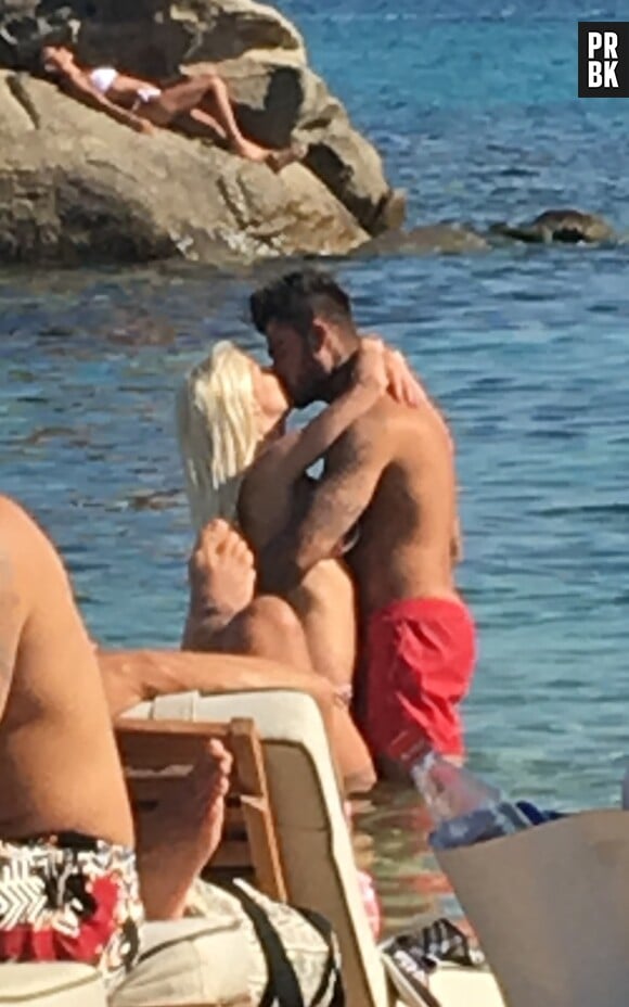 Jessica Thivenin et son compagnon Thibault Garcia (Les Marseillais) en vacances à Mykonos, le 27 août 2017.