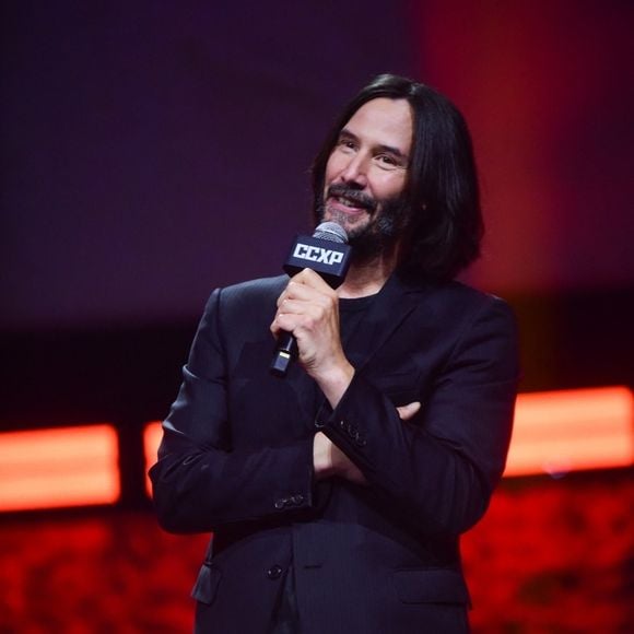 Keanu Reeves s'incline, la face contre le sol, pour remercier ses fans lors du Comic Con à Sao Paulo (CCXP), le 3 décembre 2022. 