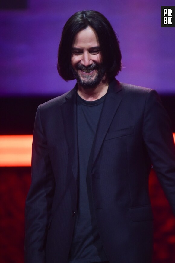 Keanu Reeves s'incline, la face contre le sol, pour remercier ses fans lors du Comic Con à Sao Paulo (CCXP), le 3 décembre 2022. 