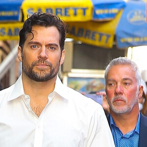 Henry Cavill à la sortie du show "Good Morning America" (GMA) après avoir fait la promotion de "Enola Holmes 2" à New York City, New York, Etats-Unis, le 28 octobre 2022. 