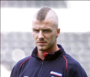 © David Davies/PA/ABACA. 26016-2. Derby-UK, 22/05/2001. David Beckham montre sa nouvelle coiffure.