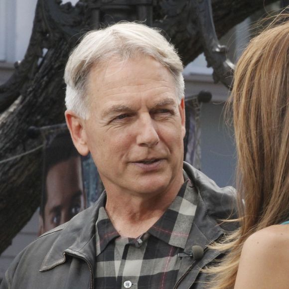 Mark Harmon, Maria Menounos - People sur le plateau de l'emission "Extra!" a Los Angeles, le 8 mai 2013. 