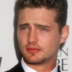 "Nous vivions de ramen et de bières" : Jason Priestley raconte sa coloc avec Brad Pitt dans les années 90