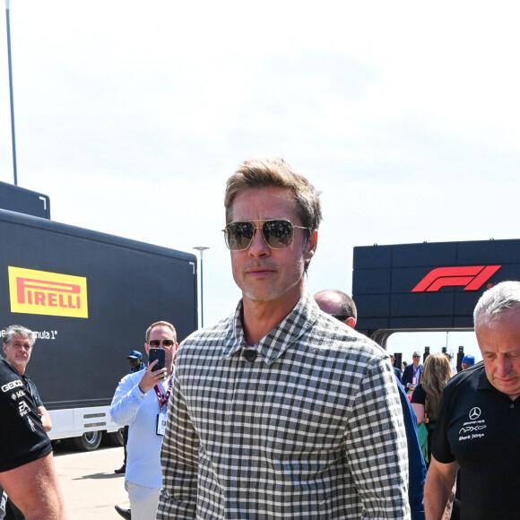 Brad Pitt tourne des scènes de son prochain film, produit par Apple et Jerry Bruckheimer, lors du Grand Prix de Formule 1 de Grande-Bretagne le 9 juillet 2023. © Motorsport Images / Panoramic / Bestimage