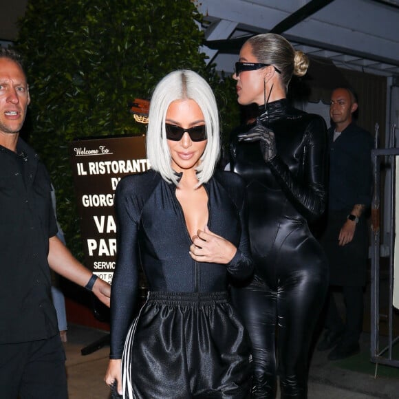 Exclusif - Kim Kardashian et Khloe Kardashian ont dîné avec leur soeur Kylie et des amies au restaurant Giorgio Baldi à Santa Monica le 20 juillet 2022. 