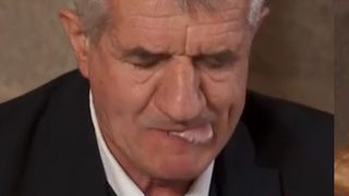Les Traîtres : Jean Lassalle se régale face à de la nourriture ignoble, il dégoûte (et fait marrer) tout le monde : "Il s'est cru dans un resto étoilé"