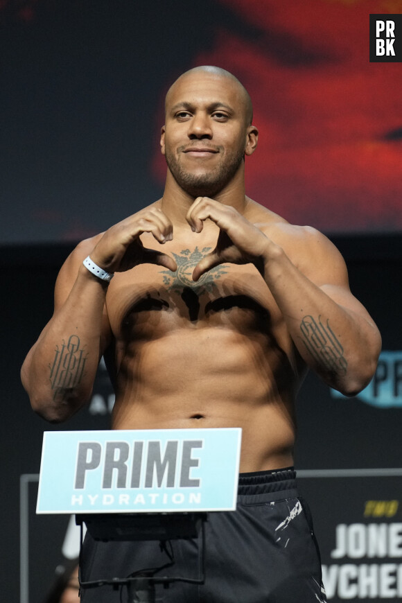 Cyril Gane lors de la pesée avant leur combat en UFC 285 (MMA) au MGM Grand Garden Arena de Las Vegas le 3 mars 2023.