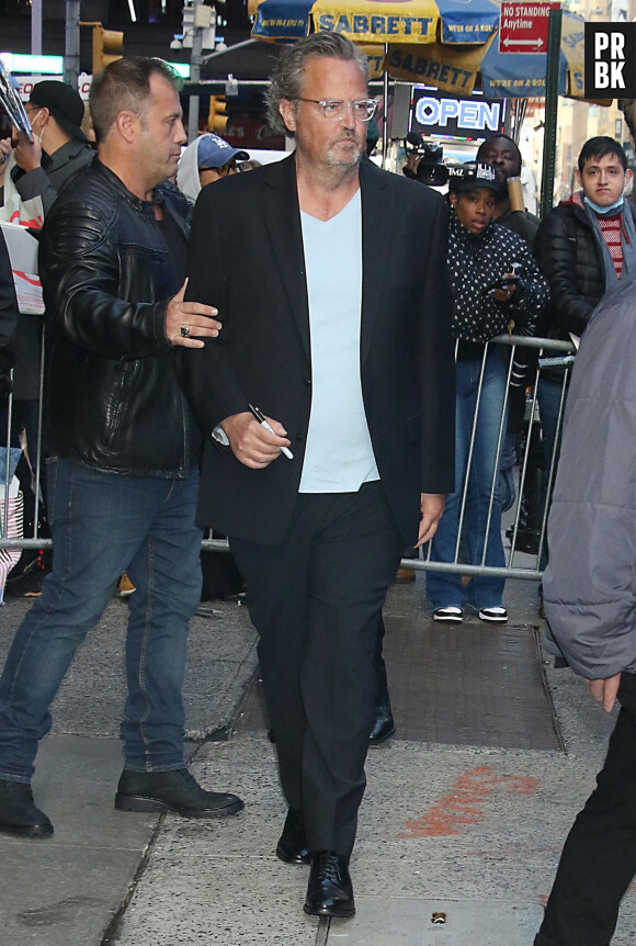 Matthew Perry à la sortie de l'émission Goog Morning America pour la promotion de son livre "Friends, Lovers and the Big Terrible Thing" à New York le 31 octobre 2022.