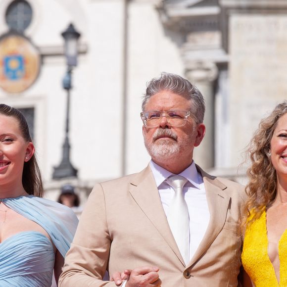 Christopher McQuarrie avec sa femme et sa fille au photocall du film "Mission Impossible : Dead Reckoning - Partie 1" à Rome, le 19 juin 2023. © Matteo Nardone/Pacific Press via Zuma Press/Bestimage  Photocall of the film "Mission Impossible: Dead Reckoning - Part 1" in Rome, June 19, 2023. 