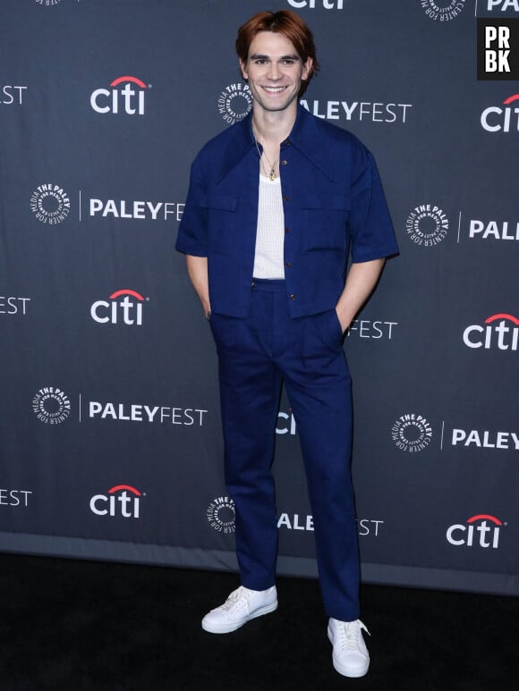 KJ Apa - Photocall de la série Riverdale lors du Paleyfest 2022 à Hollywood le 9 avril 2022.