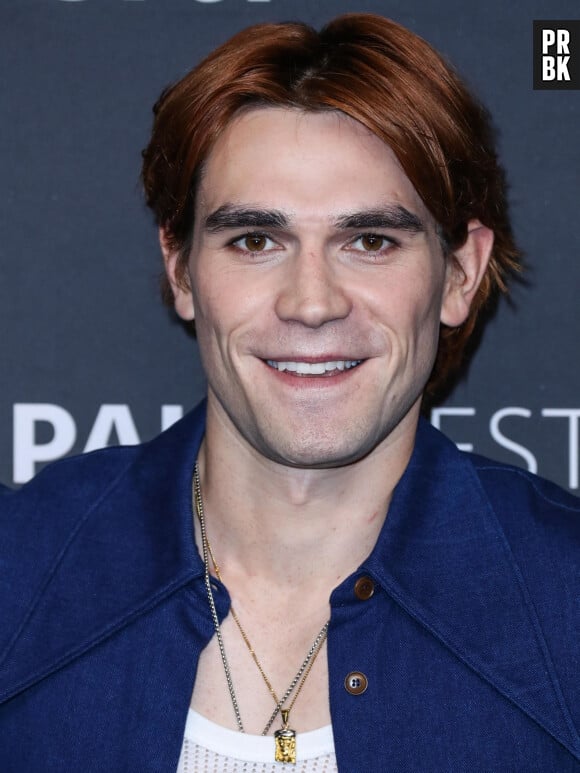 KJ Apa - Photocall de la série Riverdale lors du Paleyfest 2022 à Hollywood le 9 avril 2022.