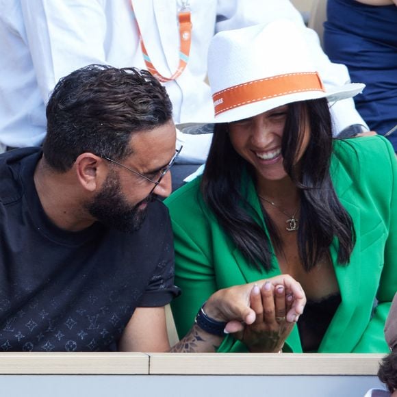 Cyril Hanouna et la joueuse de tennis française Lola Marandel, que l'on vient de lui présenter, en tribunes lors deuxième tour des Internationaux de France de tennis de Roland Garros 2023. © Jacovides-Moreau/Bestimage