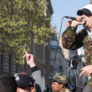 Concert sauvage du rappeur Nekfeu en soutien au mouvement Nuit Debout place de la République à Paris, le 1er mai 2016.