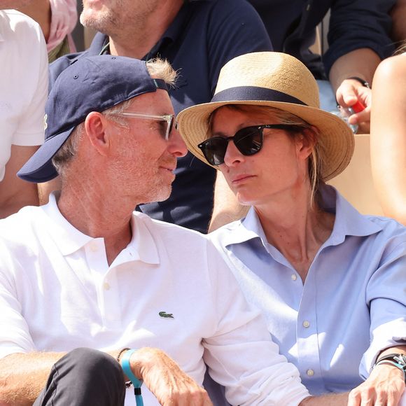 Denis Brogniart et sa femme Hortense - Célébrités dans les tribunes des Internationaux de France de tennis de Roland Garros 2023 le 6 juin 2023. © Jacovides-Moreau/Bestimage