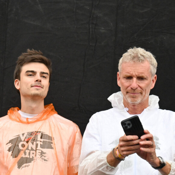 Luc Barruet (Directeur Solidarité Sida / Solidays), Oli, Eric Toledano, Hugo Travers, Roschdy Zem, Eric Toledano, Monsieur Poulpe, Denis Brogniart, Antoine de Caunes lors du festival Solidays sur l'Hippodrome de Longchamp à Paris le 26 juin 2022. © Lionel Urman / Panoramic / Bestimage