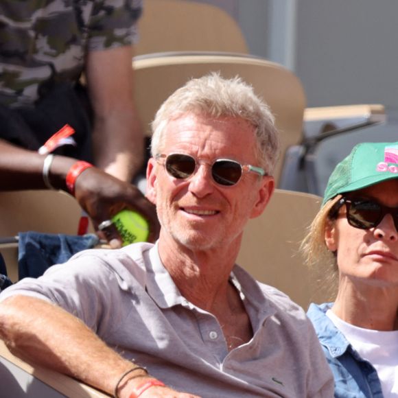 Denis Brogniart et sa femme Hortense - Célébrités dans les tribunes des internationaux de France de Roland Garros à Paris le 30 mai 2022. © Cyril Moreau - Dominique Jacovides/Bestimage 