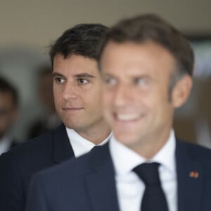 Emmanuel Macron et le ministre de l'Éducation et de la Jeunesse, Gabriel Attal, lors de leur visite de l'école d'Orange © Eliot Blondet/Pool/Bestimage