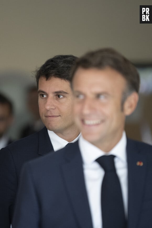 Emmanuel Macron et le ministre de l'Éducation et de la Jeunesse, Gabriel Attal, lors de leur visite de l'école d'Orange © Eliot Blondet/Pool/Bestimage