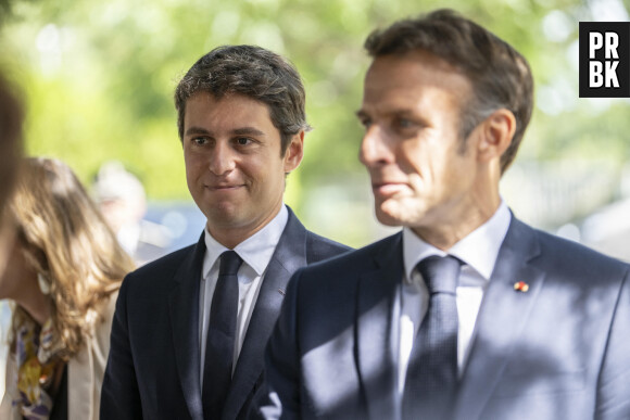 Emmanuel Macron et le ministre de l'Éducation et de la Jeunesse, Gabriel Attal, lors de leur visite de l'école d'Orange © Eliot Blondet/Pool/Bestimage