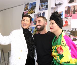Cristina Cordula, Giambattista Valli et Marylin Fitoussi (designer de la serie TV « Emily in Paris ») posent backstage après le show - Défilé de Mode Giambattista Valli, Collection Haute Couture Printemps-été 2023 dans le cadre de la Fashion Week de Paris, France, le 23 Janvier 2023. © Bertrand Rindoff / Bestimage 