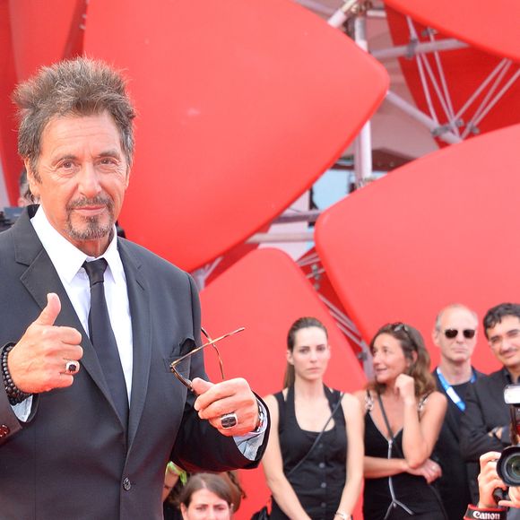 La notion de garde partagée est clairement mise sur la table en cette rentrée, après une vie de famille qui n'aurait duré que le temps des vacances d'été. C'est très bref.  
Info - Al Pacino est papa pour la quatrième fois d'un petit garçon prénommé Roman - Info - Al Pacino fête ses 80 ans le 25 avril - Al Pacino - Première du film "Manglehorn" lors du 71ème festival international du film de Venise, la Mostra. Le 30 août 2014 