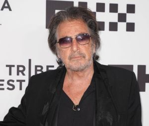 Avant de connaître Al Pacino, cette productrice d'origine koweïtienne s'était éprise deux ans durant du bien connu Rolling Stone Mick Jagger, 79 ans. Des rumeurs avaient même circulé à propos d'une éventuelle relation avec Clint Eastwood, 93 ans. Et les médias people de faire leurs choux gras d'une "amatrice" de "seniors plus plus".
Al Pacino lors de la projection du film "Heat" suivie d'un débat lors du festival du film de Tribeca à New York City, New York, Etats-Unis, le 17 juin 2022. 