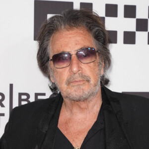 Avant de connaître Al Pacino, cette productrice d'origine koweïtienne s'était éprise deux ans durant du bien connu Rolling Stone Mick Jagger, 79 ans. Des rumeurs avaient même circulé à propos d'une éventuelle relation avec Clint Eastwood, 93 ans. Et les médias people de faire leurs choux gras d'une "amatrice" de "seniors plus plus".
Al Pacino lors de la projection du film "Heat" suivie d'un débat lors du festival du film de Tribeca à New York City, New York, Etats-Unis, le 17 juin 2022. 