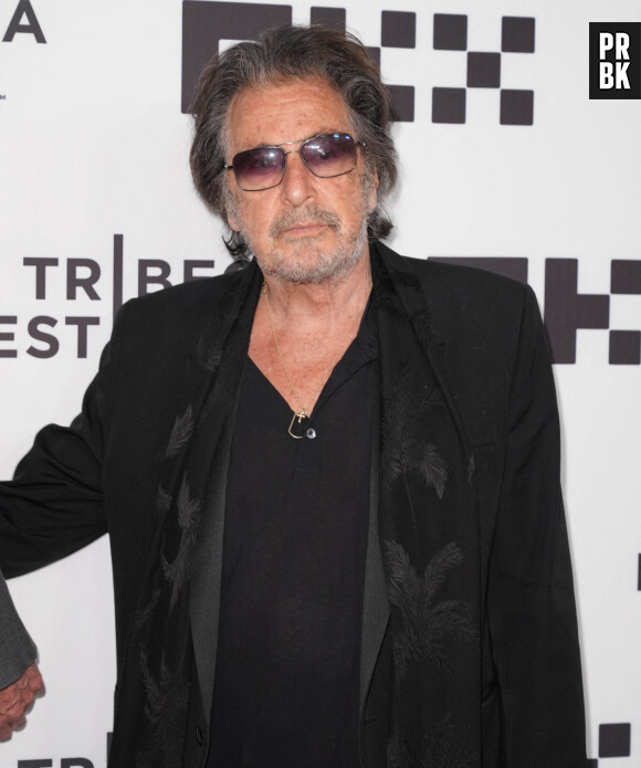Avant de connaître Al Pacino, cette productrice d'origine koweïtienne s'était éprise deux ans durant du bien connu Rolling Stone Mick Jagger, 79 ans. Des rumeurs avaient même circulé à propos d'une éventuelle relation avec Clint Eastwood, 93 ans. Et les médias people de faire leurs choux gras d'une "amatrice" de "seniors plus plus".
Al Pacino lors de la projection du film "Heat" suivie d'un débat lors du festival du film de Tribeca à New York City, New York, Etats-Unis, le 17 juin 2022. 