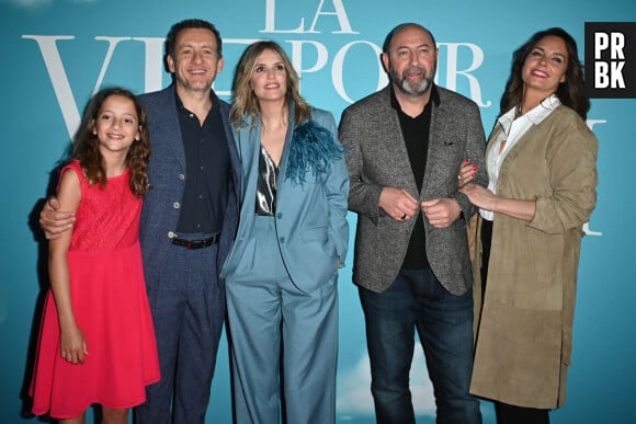 Dany Boon avec sa fille Sarah et sa compagne Laurence Arné, Kad Merad et sa femme Julia Vignali - Avant-première du film "La Vie pour de vrai" au cinéma Pathé Wepler à Paris le 18 avril 2023. © Coadic Guirec/Bestimage