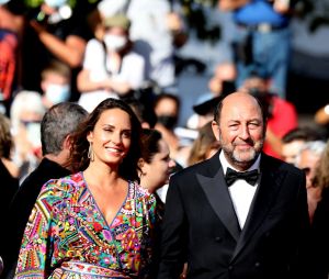 Kad Merad et sa compagne Julia Vignali - Montée des marches du film « OSS 117 : Alerte rouge en Afrique Noire » lors du 74ème Festival International du Film de Cannes. Le 17 juillet 2021 © Borde-Jacovides-Moreau / Bestimage