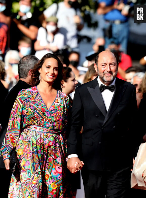 Kad Merad et sa compagne Julia Vignali - Montée des marches du film « OSS 117 : Alerte rouge en Afrique Noire » lors du 74ème Festival International du Film de Cannes. Le 17 juillet 2021 © Borde-Jacovides-Moreau / Bestimage