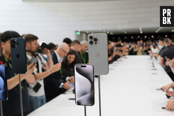 12 September 2023, USA, Cupertino: Journalists surround the new iPhone 15 Pro in the Steve Jobs Theater on the company campus at the Apple event. The next generation of the Apple Watch computer watch is also traditionally presented at the September events. Photo: Christoph Dernbach/DPA/ABACAPRESS.COM