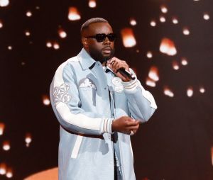 Exclusif - Gims chante son tube "Tu vas me manquer" lors de l'émission "Unis face au séisme" à l'Olympia diffusée en direct sur France 2 le 14 mars 2023. © Christophe Clovis/ Cyril Moreau / Bestimage