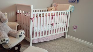 Son choix de déco pour la chambre de son futur bébé choque les internautes : cette célèbre maman assume et s'emporte face aux critiques