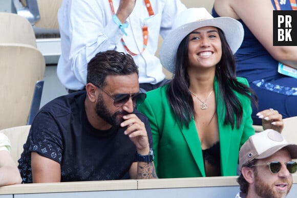 Semi-exclusif - Cyril Hanouna et la joueuse de tennis française Lola Marandel, que l'on vient de lui présenter, en tribunes lors deuxième tour des Internationaux de France de tennis de Roland Garros 2023 opposant Stanislas (Stan) Wawrinka à Thanasi Kokkinakis, à Paris, France, le 31 mai 2023. © Jacovides-Moreau/Bestimage 