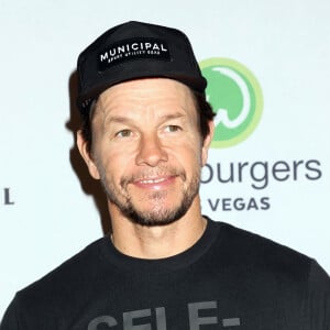 Mark et Paul Wahlberg reçoivent les clefs de la ville de Las Vegas, le 27 mars 2023.  Mark Wahlberg and chef Paul Wahlberg host the "Wahlburgers" grand opening party and receive the key to the Las Vegas strip at The Shoppes at Mandalay Place in Las Vegas, Nevada. 