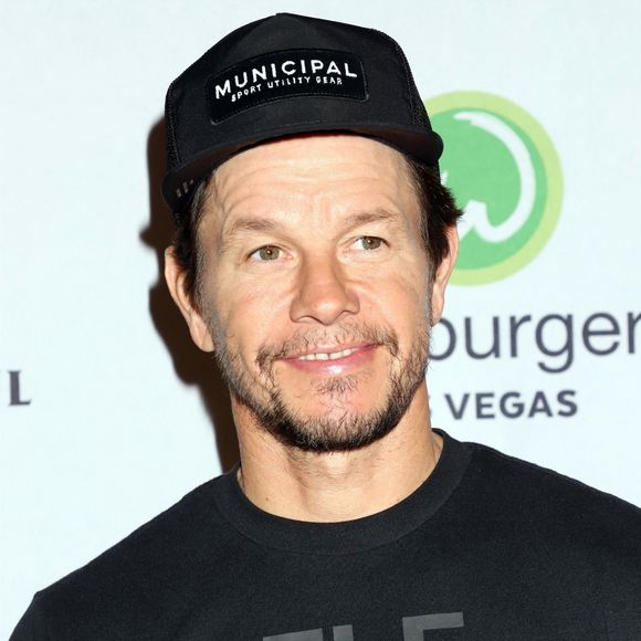 Mark et Paul Wahlberg reçoivent les clefs de la ville de Las Vegas, le 27 mars 2023.  Mark Wahlberg and chef Paul Wahlberg host the "Wahlburgers" grand opening party and receive the key to the Las Vegas strip at The Shoppes at Mandalay Place in Las Vegas, Nevada. 