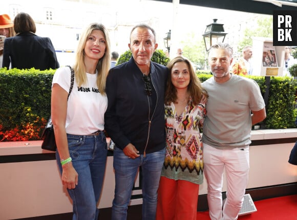 Nikos Aliagas avec sa femme Tina Grigoriou, sa soeur Maria Aliagas et son compagnon Nikos - Soirée "L’Art de Vivre Paris" au Deux Magots à Paris le 26 juin 2023. © Marc Ausset-Lacroix/Bestimage