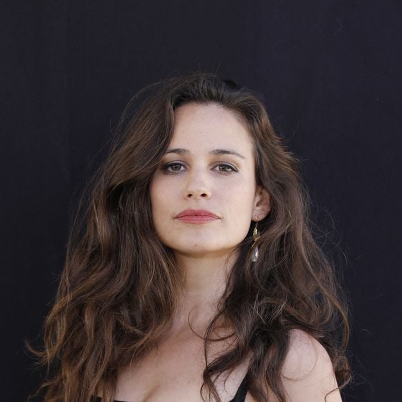 Lucie Lucas - Photocall avec les acteurs de la série "Cannes Confidential" lors du festival Canneseries saison 6 au palais des festivals à Cannes le 16 avril 2023. © Denis Guignebourg / Bestimage 