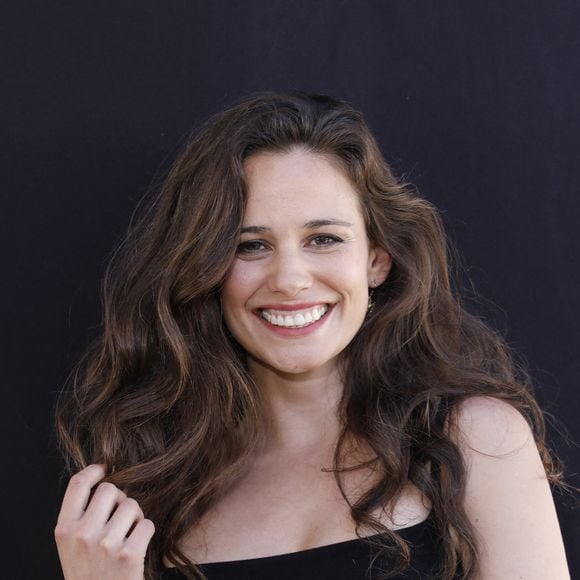 Lucie Lucas - Photocall avec les acteurs de la série "Cannes Confidential" lors du festival Canneseries saison 6 au palais des festivals à Cannes le 16 avril 2023. © Denis Guignebourg / Bestimage 