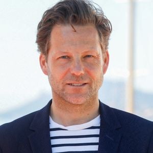 Jamie Bamber au photocall de la série "Cannes confidential" lors de la 5ème saison du festival International des Séries "Canneseries" à Cannes le 5 avril 2022. © Denis Guignebourg / Bestimage