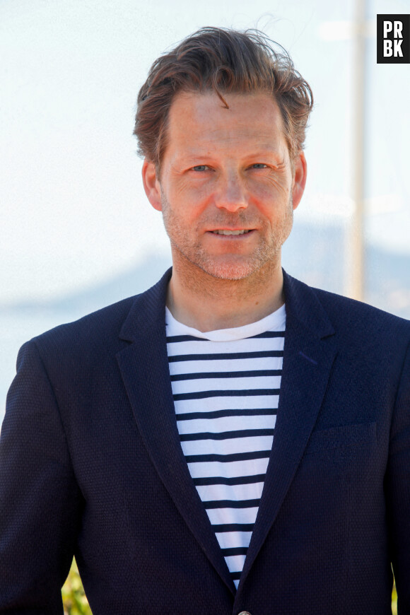 Jamie Bamber au photocall de la série "Cannes confidential" lors de la 5ème saison du festival International des Séries "Canneseries" à Cannes le 5 avril 2022. © Denis Guignebourg / Bestimage