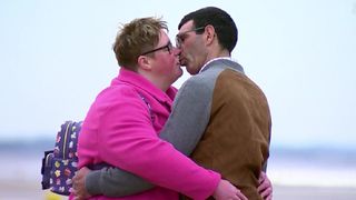 "Je ne sais pas embrasser avec la langue" : premier bisou pour Justine et Patrice dans L'amour est dans le pré 2023, c'est aussi gênant qu'attendrissant (spoiler)